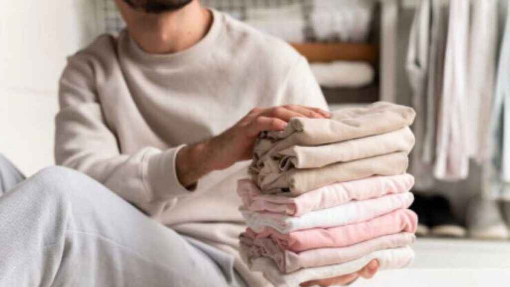 Rotina de lavagem eficiente: como cuidar de roupas brancas e coloridas sem erros